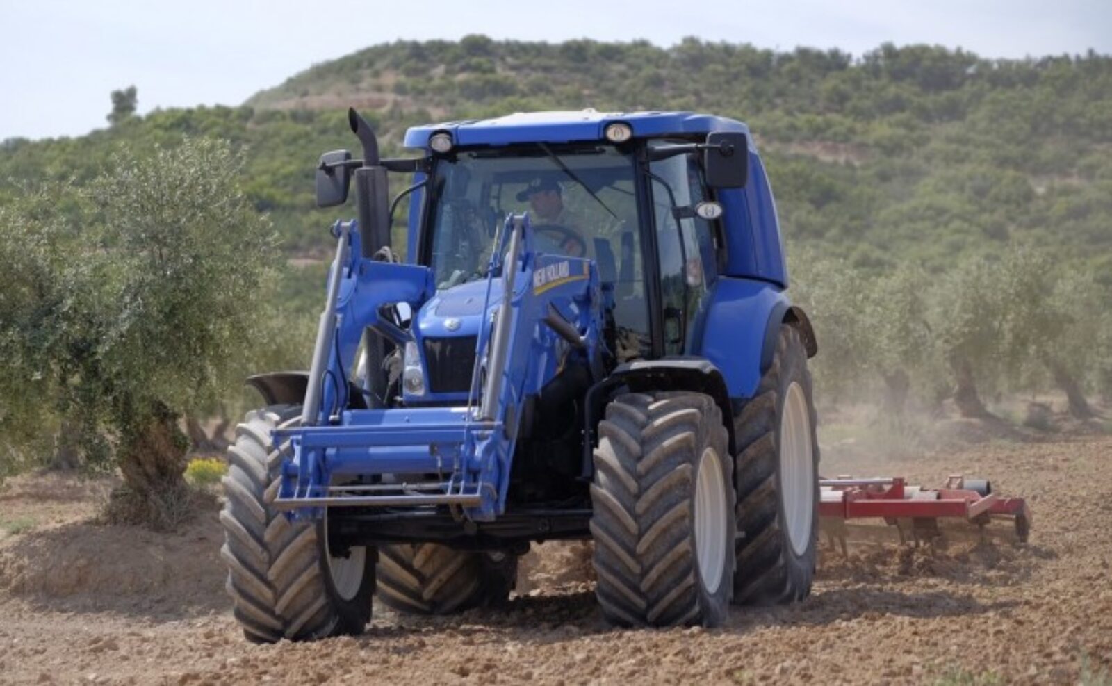 Bodegas Torres ensaya el tractor de metano New Holland T6 Methane Power